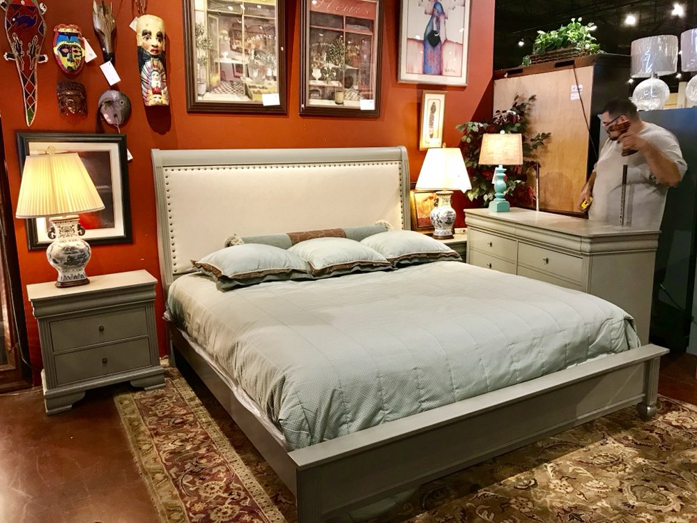 Vaughan Bassett Ek Bed W Dresser Mirror And 2 Nightstands 3199 Photo Of Homestyle Galleries Tucson Az United States Vaughan Bassett Ek