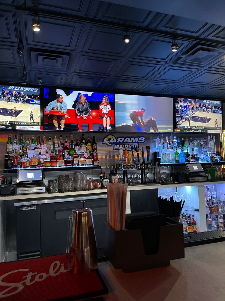 Silva's Sports Bar & Lounge