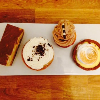 Photo de Madison Pâtisserie , Bordeaux, France. Shortbread, banofee, cupcake nutella,