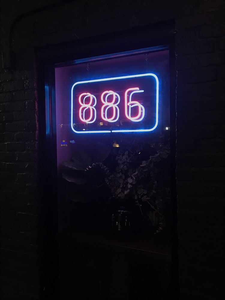 886