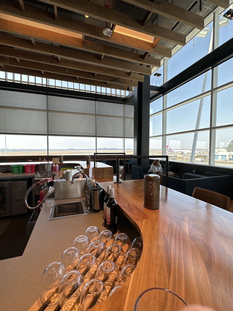 Alaska Lounge - North Satellite