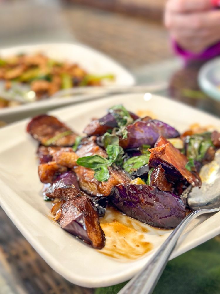 Momo Bistro & Bakery