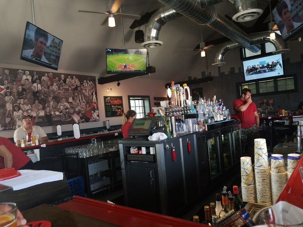 Mainbrook Tavern Patio Bar 13 Photos Bars 90 Wilson Ave