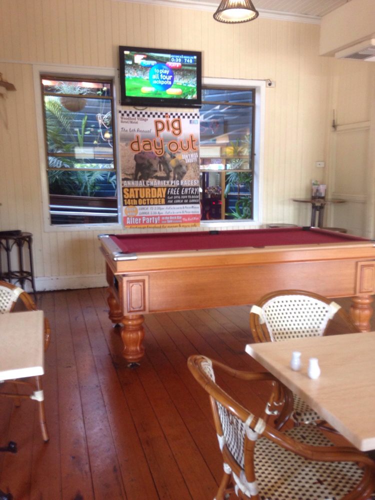 Woodford Village Hotel / Motel