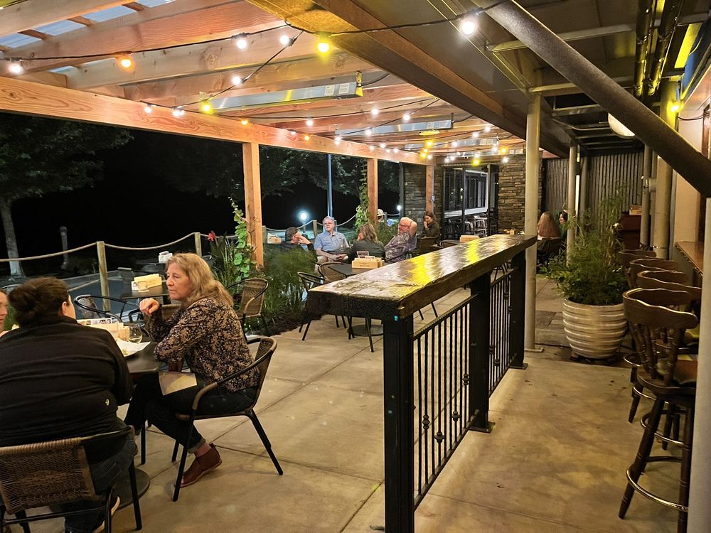 McMenamins Kalama Cove Bar