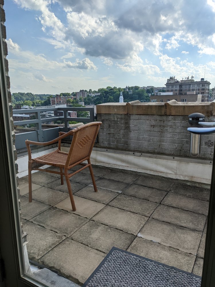 Grand Eastonian Hotel & Suites