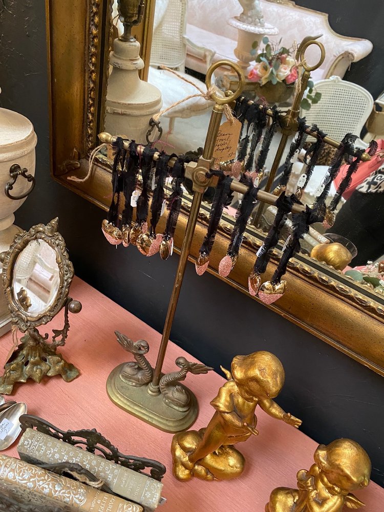Vignettes-Antiques & Collectibles
