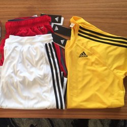 Adidas Outlet Store cerrada sports wear 200, 5761 Marine Way Adidas Outlet Store cerrada sports wear 200, 5761 Marine Way
