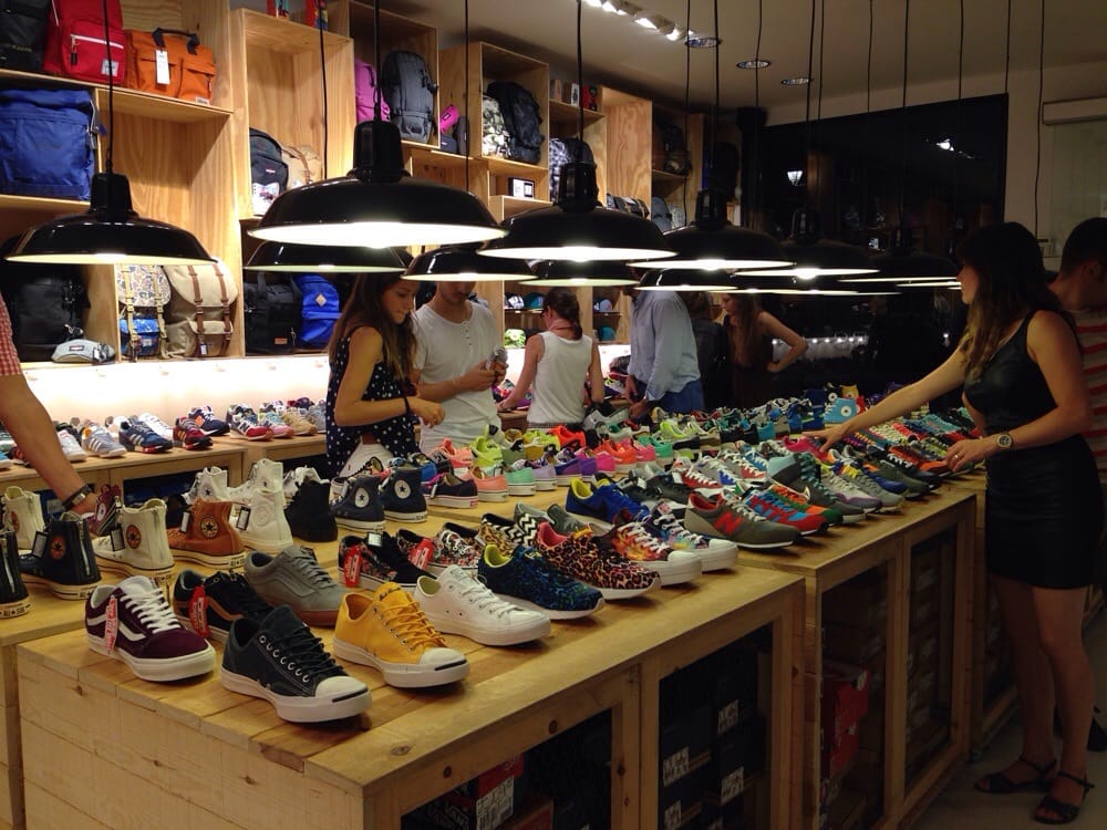 Sneakers & Co Shoe Stores Plaça de les Olles, 9, Sant Pere, Santa