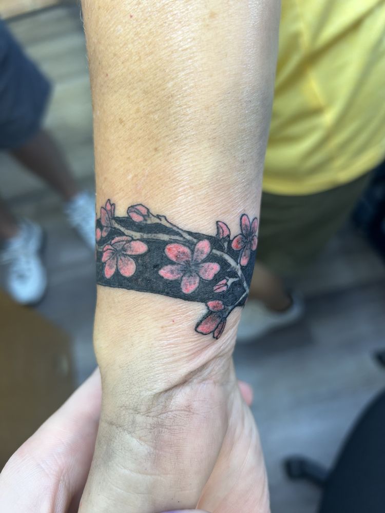 Poison Ivy Tattoo and Piercing  2