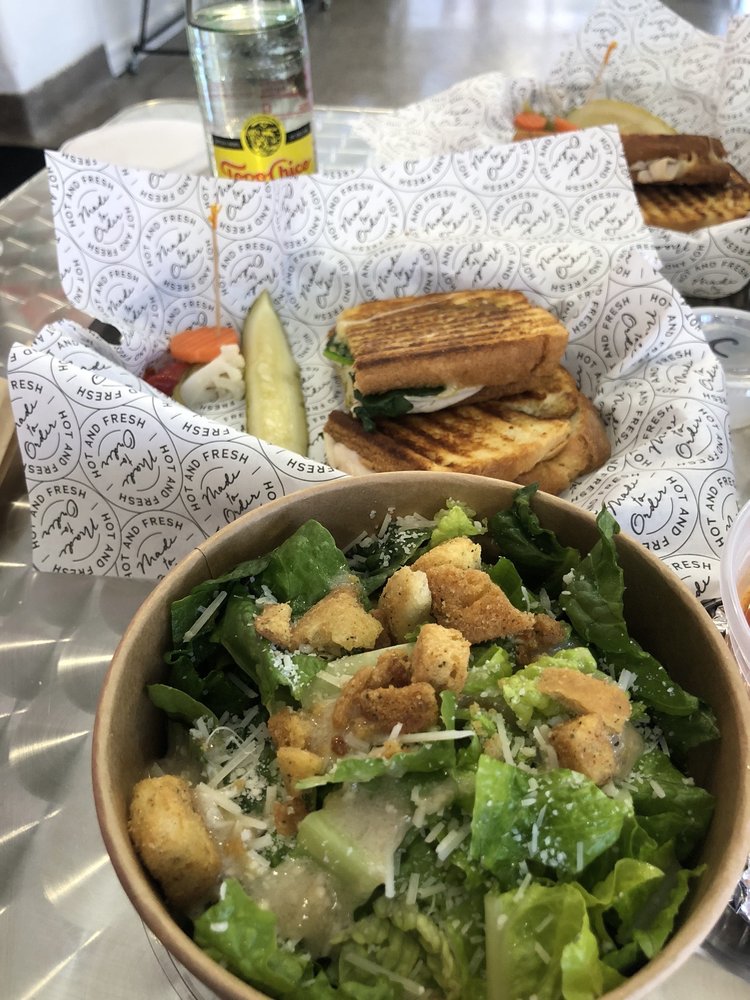 Nini's Bodega