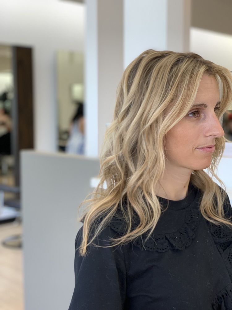 Highlights With Balayage Technique And Soft Natural Waves By