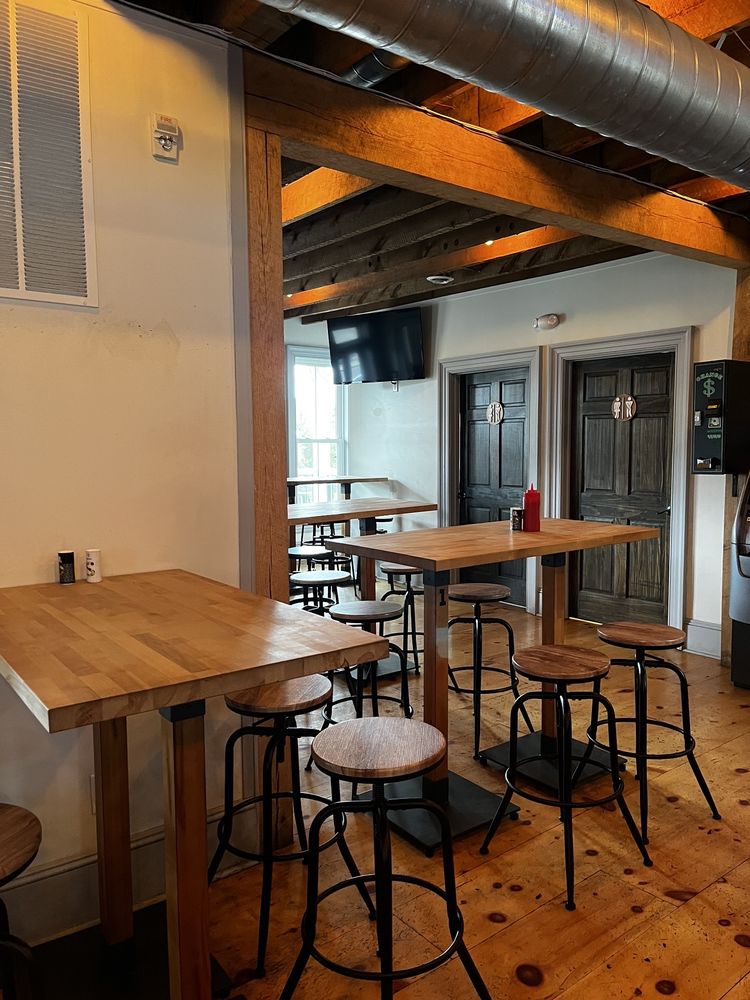 Hootz Bar & Grille