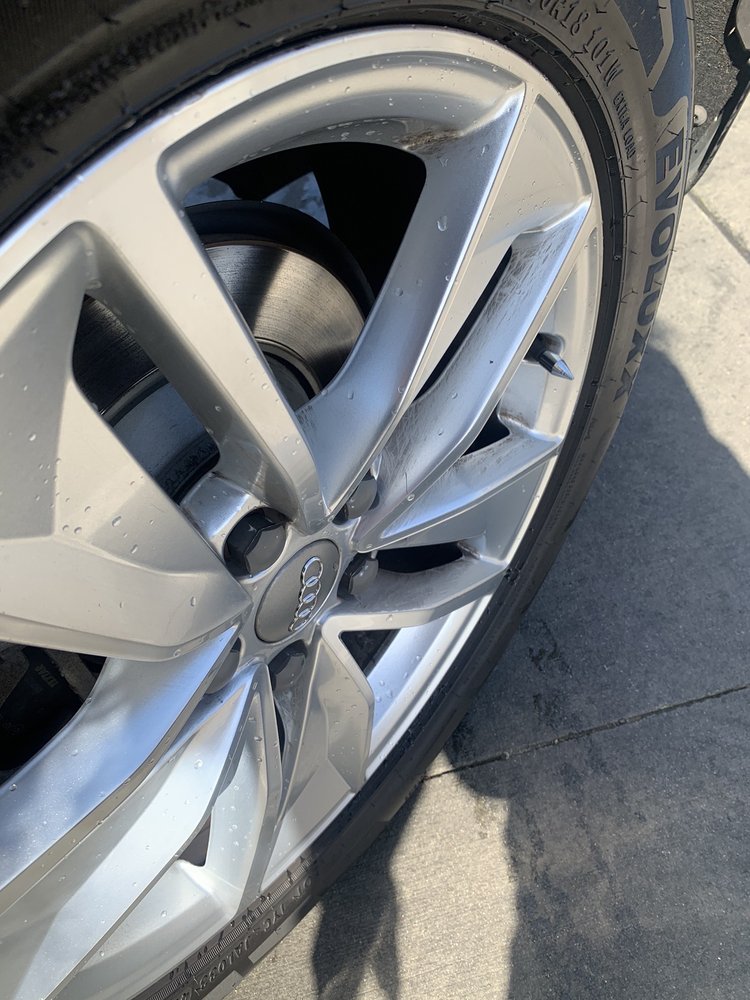 Hugo's Express Car Wash