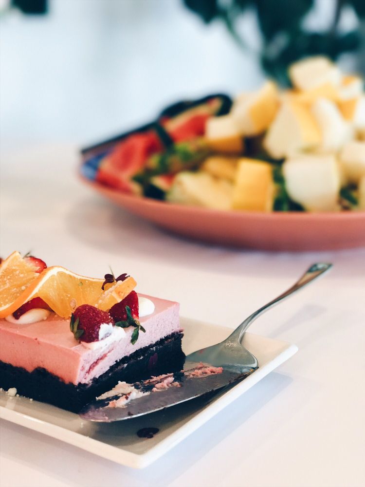 Lækker kage og frisk frugt yelp