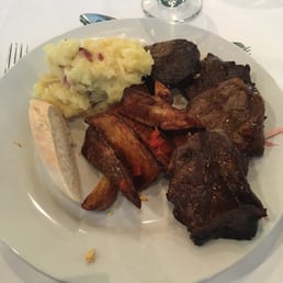 Lomo con batatas y puré de papá con  panceta en Hilton